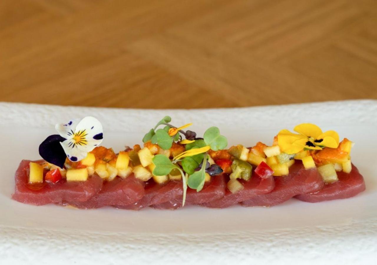 แอร์ โฮเทล แอสโทเรีย พาเลซ Hotel บาเลนเซีย ภายนอก รูปภาพ A dish of edible flowers